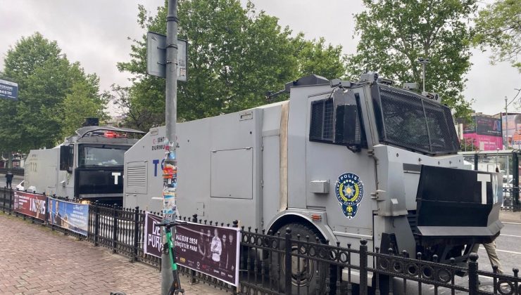 Beşiktaş meydanına yürümek için kurulan bariyerleri aşan gruba polis müdahalesi