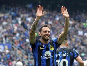 Hakan Çalhanoğlu, Serie A’da sezonun en iyi orta saha oyuncusu ödülüne aday gösterildi