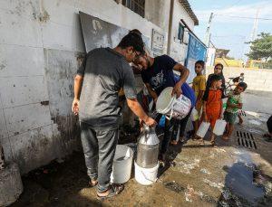 Gazzeliler içme suyu için saatlerce sıra bekliyor