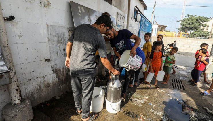 Gazzeliler içme suyu için saatlerce sıra bekliyor