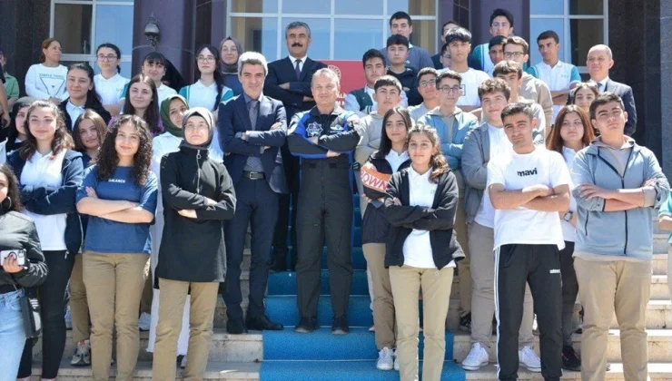 Türkiye’nin ilk Astronotu Alper Gezeravcı gençlere ilham oluyor