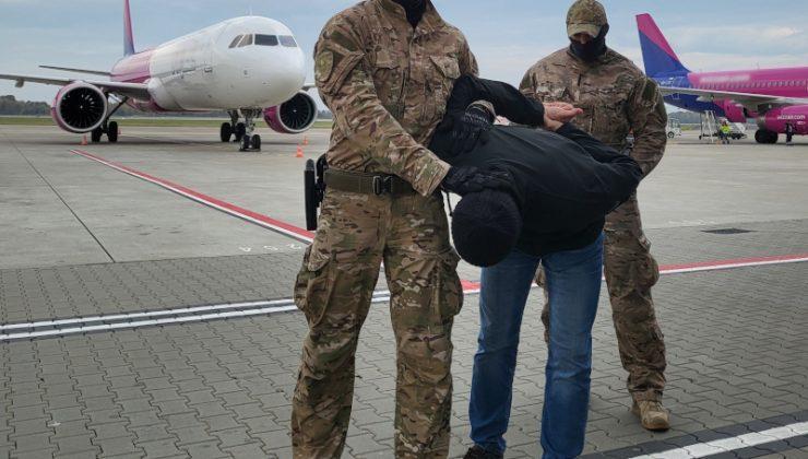 Almanya’da cinayet şüphelisi olarak aranan Türk, Polonya’da uçakta yakalandı
