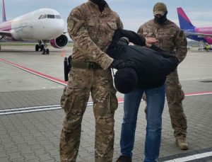 Almanya’da cinayet şüphelisi olarak aranan Türk, Polonya’da uçakta yakalandı