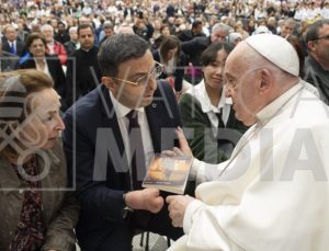 Ak Partili Vekil Serkan Bayram Papa Pope Francis’e Buğday Tanesi Kitabını Hediye Etti