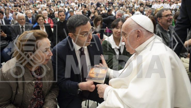 Ak Partili Vekil Serkan Bayram Papa Pope Francis’e Buğday Tanesi Kitabını Hediye Etti