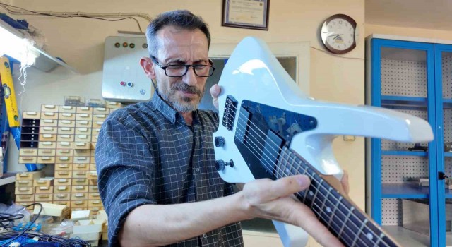 Emekli oldu, gitar üretmeye başladı