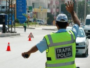 Aracını polislerin üzerine sürdü, hızla ters yola girip böyle kaçtı