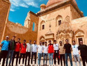 Misafir sporcu öğrenciler, İshak Paşa Sarayı’nda tarihe yolculuk yaptı