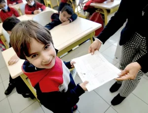 20 milyondan fazla öğrenci bugün karne heyecanı yaşayacak