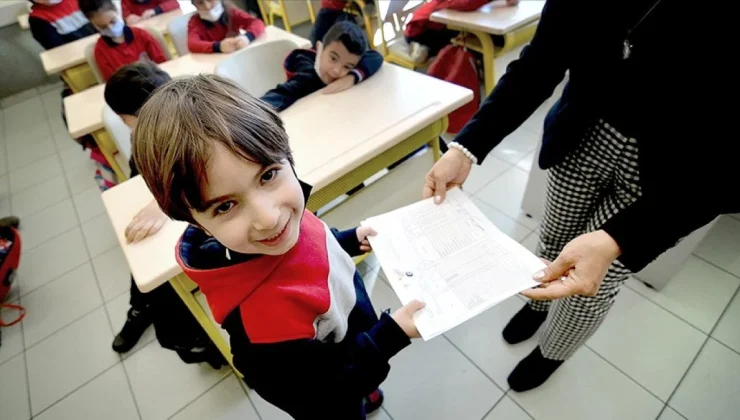 20 milyondan fazla öğrenci bugün karne heyecanı yaşayacak