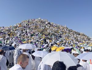 Hicri 1445 yılının hacıları Arafat’ta toplandı