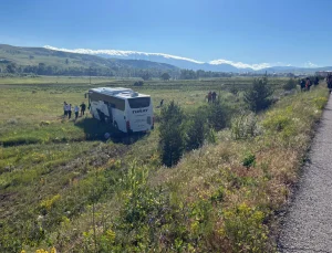 Sivas’ta yolcu otobüsü yoldan çıktı: 8 yaralı