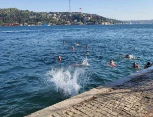 Sıcaktan bunalan İstanbullular soluğu denizde aldı