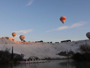 Pamukkale’de balonlar günde 300 turist ile birlikte yükseliyor