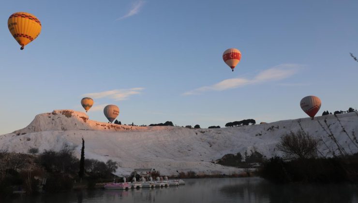 Pamukkale’de balonlar günde 300 turist ile birlikte yükseliyor