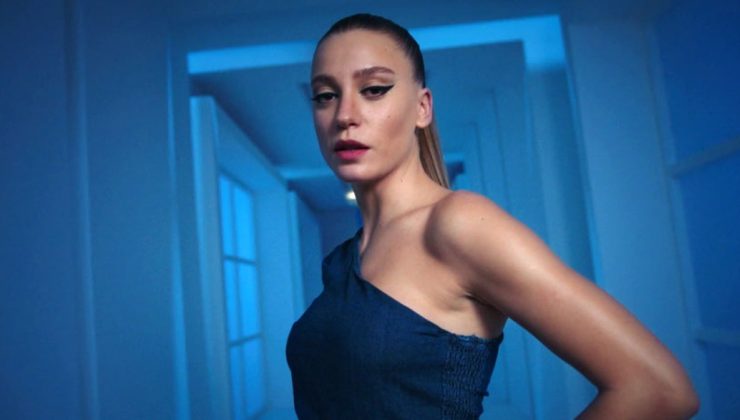 Serenay Sarıkaya yine sosyal medya kullanıcılarının dilinde!