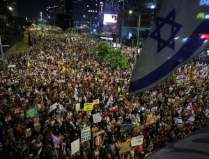 İsrail’de binlerce protestocu erken seçim çağrısı yaptı, caddeleri ateşe verdi