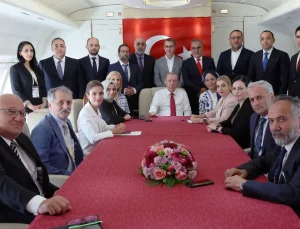 Cumhurbaşkanı Erdoğan, KKTC dönüşü gazetecilerle sohbet etti