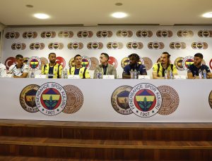 Fenerbahçe 7 futbolcu için imza töreni düzenledi