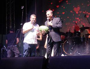 Rafet El Roman, sahnede karpuz kesip tadına baktı