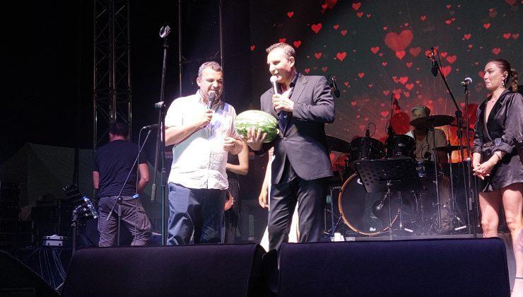 Rafet El Roman, sahnede karpuz kesip tadına baktı