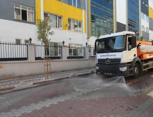 Sultangazi’de cadde ve sokaklar yıkanıyor