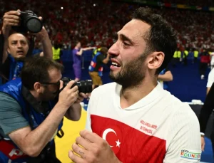 Hakan Çalhanoğlu gözyaşlarını tutamadı