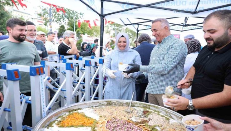 Sultangazi Belediye Başkanı Dursun vatandaşlara aşure dağıttı