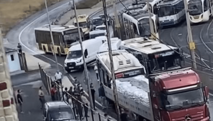 Sultangazi’de İETT Otobüsü Tıra Çarptı: 2 yolcu yaralandı