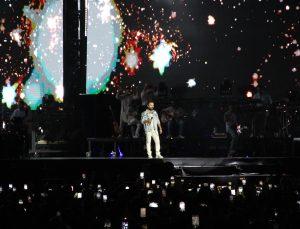 Megastar Tarkan, terini sildiği havluyu hayranlarına attı