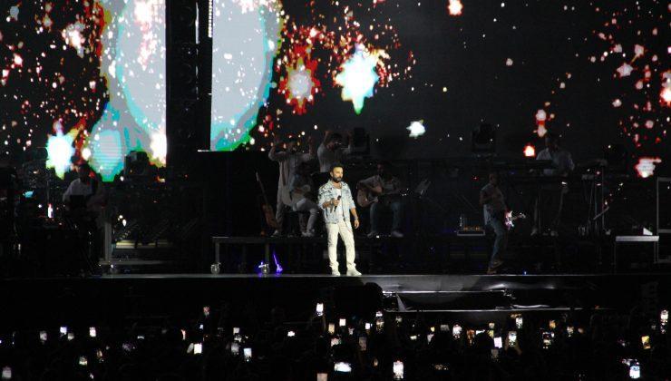 Megastar Tarkan, terini sildiği havluyu hayranlarına attı