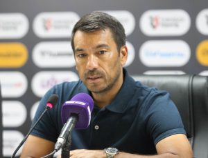 Van Bronckhorst: “İstanbul’a galibiyetle döndüğümüz için mutluyuz”