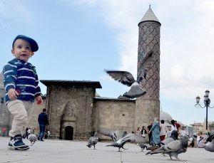 “Sıcak havalarda bol, hafif ve açık renkli giyinin”