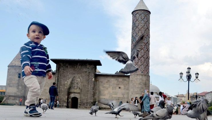 “Sıcak havalarda bol, hafif ve açık renkli giyinin”