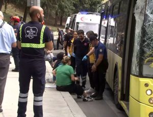 Florya’da Tır İETT otobüsünün üzerine devrildi