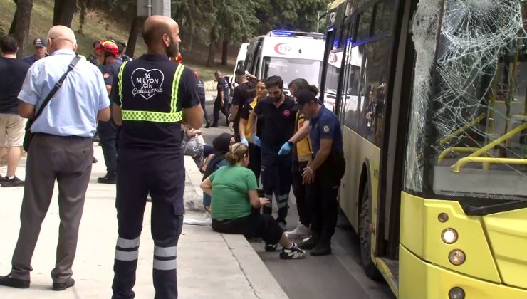 Florya’da Tır İETT otobüsünün üzerine devrildi