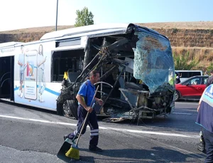 İstanbul’da iki metrobüs yol bakım çalışması nedeniyle çarpıştı