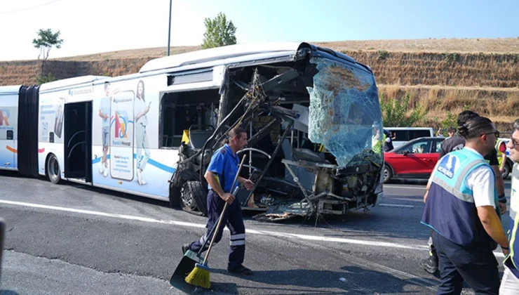 İstanbul’da iki metrobüs yol bakım çalışması nedeniyle çarpıştı