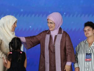 Emine Erdoğan, koruyucu aileler ve çocuklarıyla buluştu