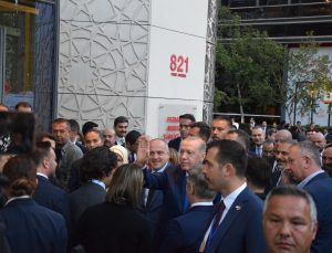 Cumhurbaşkanı Erdoğan Türkevi’nin önünde yoğun ilgiyle karşılandı