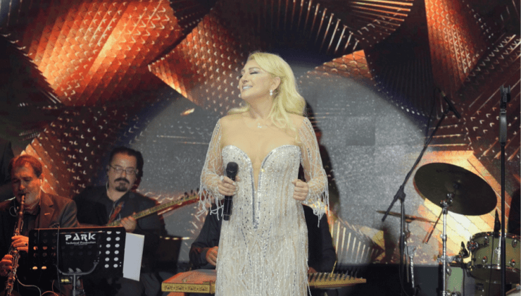 Yılların eskitemediği sanatçı Muazzez Ersoy, önceki akşam Yeni Gazino’da sahne aldı.