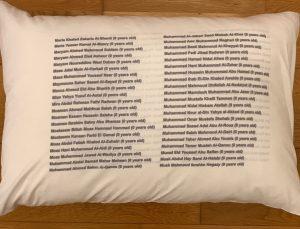 Ressam Salih Selimoğlu’ndan anlamlı proje: Savaşta yaşamını yitiren çocukları ve savaş temasını yastıklara çizdi