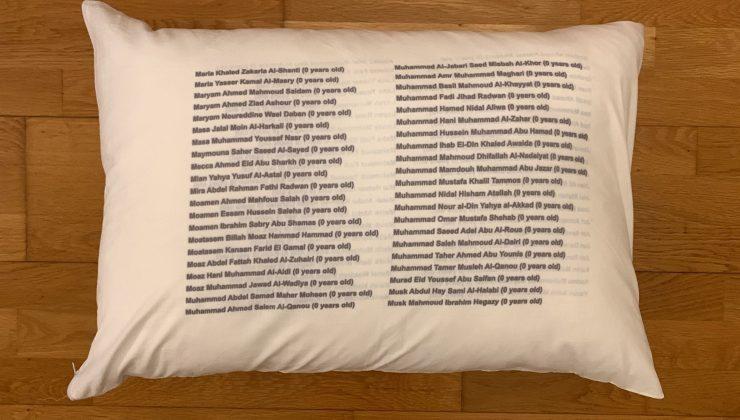 Ressam Salih Selimoğlu’ndan anlamlı proje: Savaşta yaşamını yitiren çocukları ve savaş temasını yastıklara çizdi