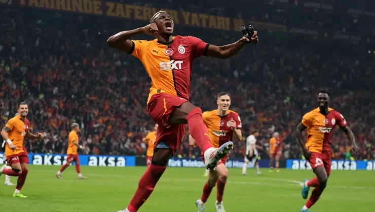 Galatasaray iki santraforla oynamayı beceriyor.