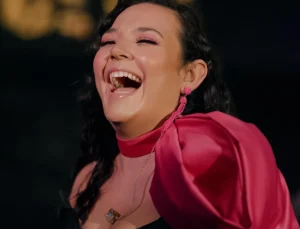 Şarkıcı Tuğçe Kandemir anne oldu! Doğumhaneden fotoğraf paylaştı