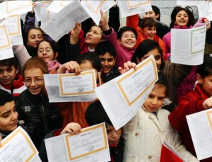 Milyonlarca öğrenci karne heyecanı yaşıyor! Bugün yarıyıl tatiline girecekler