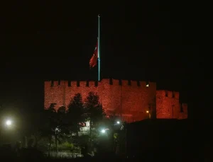 Milli yas ilanının ardından Türkiye’de bayraklar yarıya indirildi