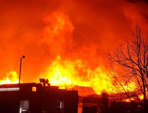 Afyonkarahisar’da çıkan fabrika yangını 5 saattir devam ediyor