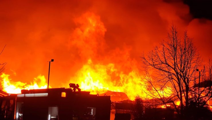 Afyonkarahisar’da çıkan fabrika yangını 5 saattir devam ediyor