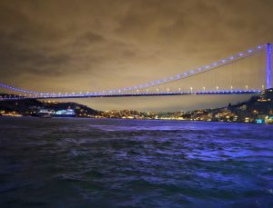 İstanbul’un simgeleri Dünya Kanser Günü dolayısıyla mor renkle ışıklandırıldı